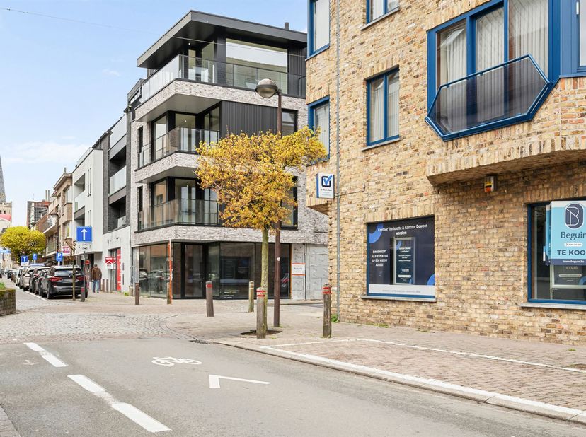 Topgelegen commerciële hoek, met mooie visibiliteit. <br />
Casco: 150m2, in te richten naar eigen smaak en goesting. Leuke open ruimte, 2 burelen, k