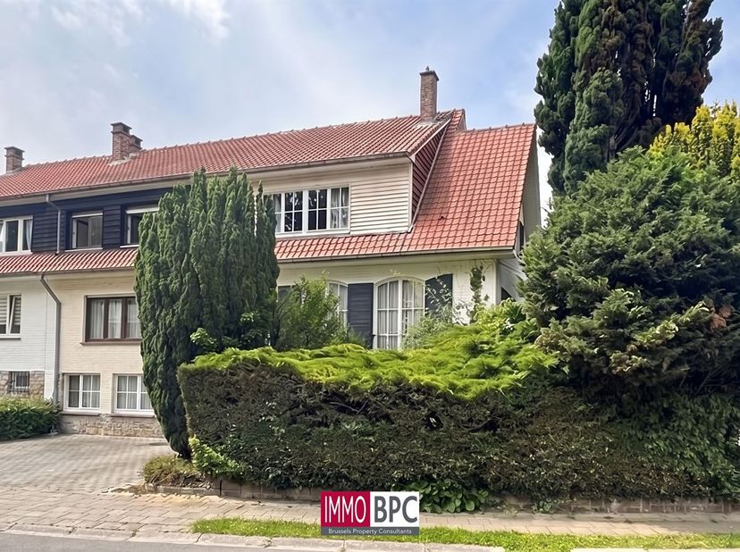 In een rustige en groene omgeving van Ganshoren ontdekt u deze charmante woning met een bewoonbare oppervlakte van ca. 176 m². De woning beschikt over