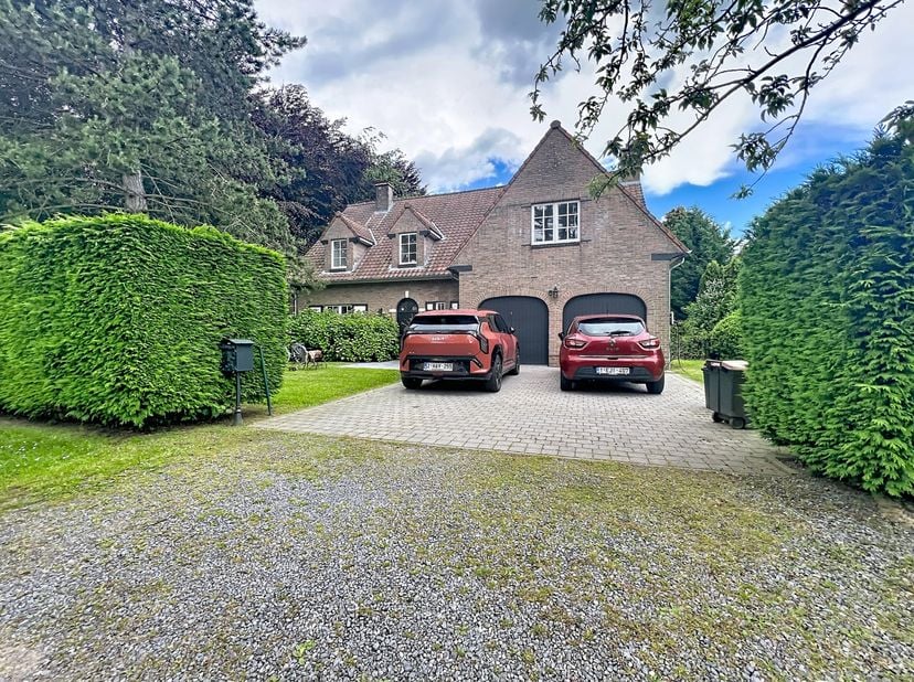 Gelijkvloers: 130m² (Vloer in terracotta tegels, plafondhoogte 2,58 m)<br />
Inkomhal, vestiaire<br />
Woonkamer: Vooraan 460/466 = 20,5 m² + Achteraa