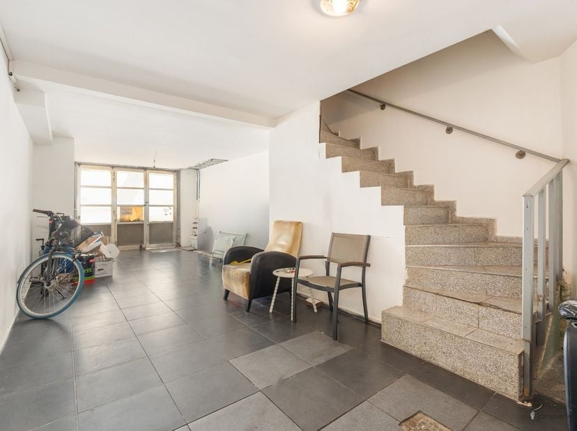 Opbrengsteigendom met handelsgelijkvloers en twee appartementen in het centrum van Brecht<br />
<br />
Bent u op zoek naar een investering met een o