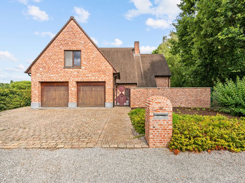 In een groene, bosrijke en bijzonder rustige omgeving bevindt zich dit stijlvolle en oerdegelijk gebouwde landhuis aan de Aanhofstraat 46 in Heusden-Z