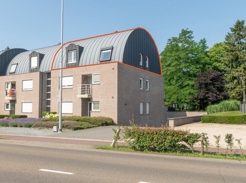 Huurprijs: € 800 + € 50 kosten/maand<br />
Dit verzorgde appartement biedt een aangename combinatie van ruimte, comfort en een praktische indeling. Ge