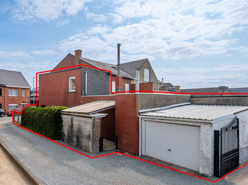 Te renoveren woning met garagebox<br />
<br />
In Zele bevindt zich deze te renoveren woning met garagebox, ideaal voor wie een eigen project wil st