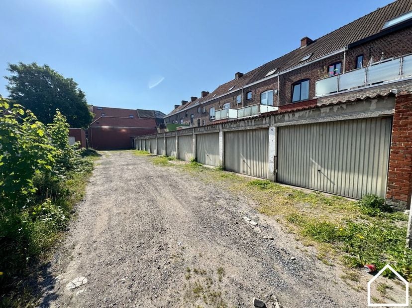 Ruime stadswoning met 3 tot 5 slaapkamers en koer<br />
<br />
Bekijk zeker ook eens de vastgoedvideo via https://bit.ly/459aQfh<br />
<br />
Er is mo