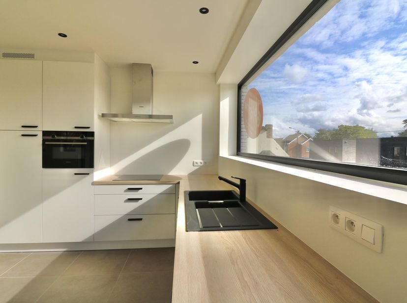 Ontdek dit prachtige, recente appartement, waar hedendaags wooncomfort en een stijlvolle afwerking perfect samengaan. <br />
Gelegen in het rustige en