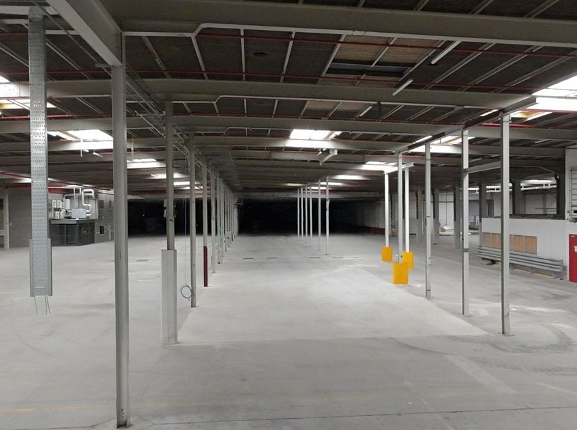 <br />
Deze site te Zwijnaarde is gelegen op toplocatie, aan de op-en afrit van zowel de E40, E17 en R4!<br />
<br />
Momenteel zijn volgende magazijn