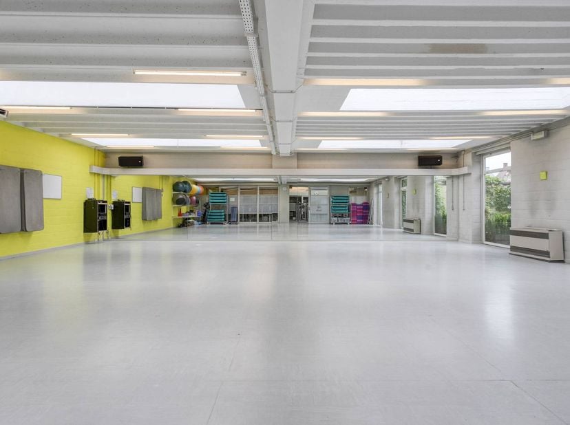 Commercieel gebouw met instapklaar appartement in het centrum van Roeselare.<br />
<br />
Grondoppervlakte: ca. 520m²<br />
<br />
Omvat:<br />
> comm