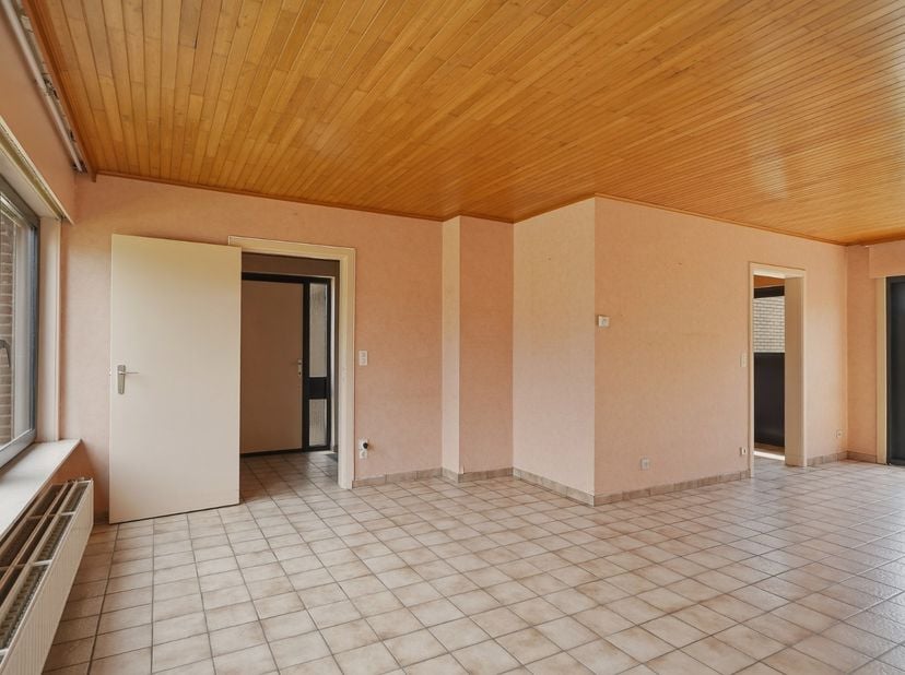 Op een rustige en groene ligging in Koolkerke bevindt zich deze degelijk gebouwde halfopen woning met 3 slaapkamers, ruime garage en aangename tuin. D