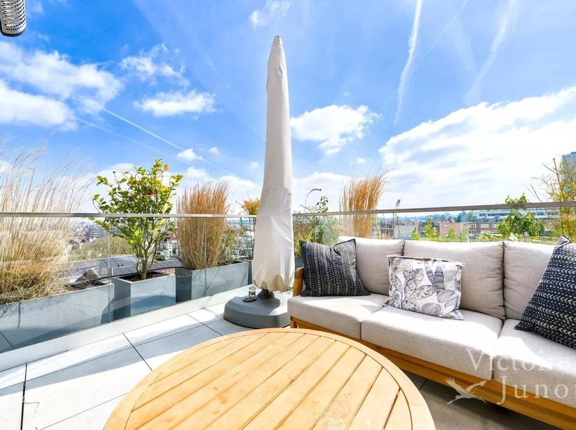Ideaal gelegen tussen de Louizalaan (1000 Brussel) en het Flageyplein, stelt Victoire-Junot u exclusief dit prachtige penthouse van ± 163 m² + ± 30 m²