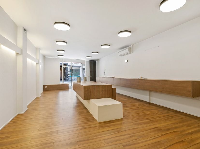 Centraal gelegen handelspand of service kantoor in een recent gerenoveerd gebouw.<br />
Alle faciliteiten aanwezig (inkom, winkel of landschaps kantoo