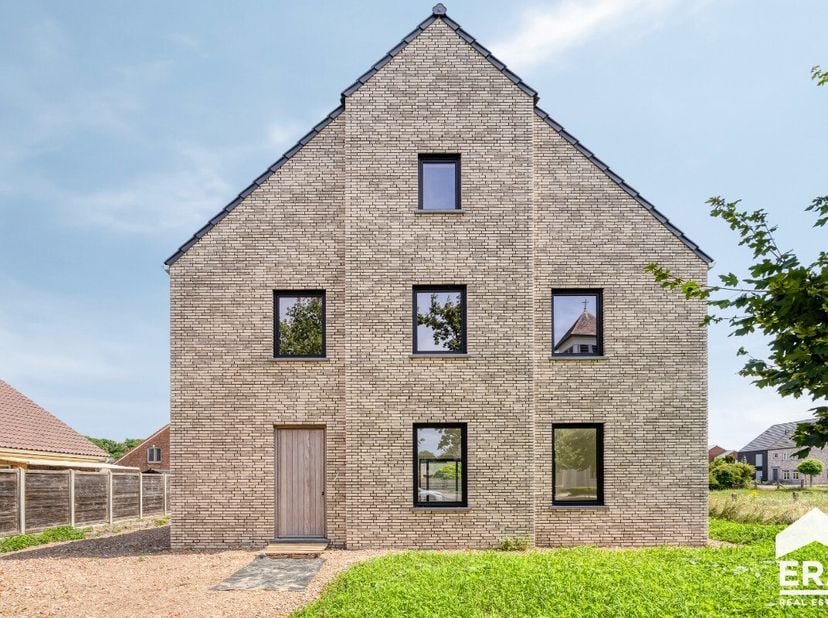 Heide-Heuvel: Vrijstaande woning met ruime lichtrijke leefruimte gebouwd volgens landelijke architectuur. Praktische indeling waarbij gebruik gemaakt