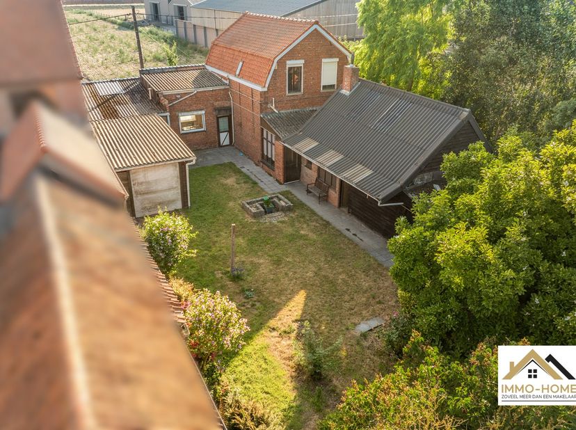 Deze te renoveren woning is gelegen op een perceel van maar liefst 1500 m² in een prachtige landelijke omgeving. Het huis bestaat op het gelijkvloers