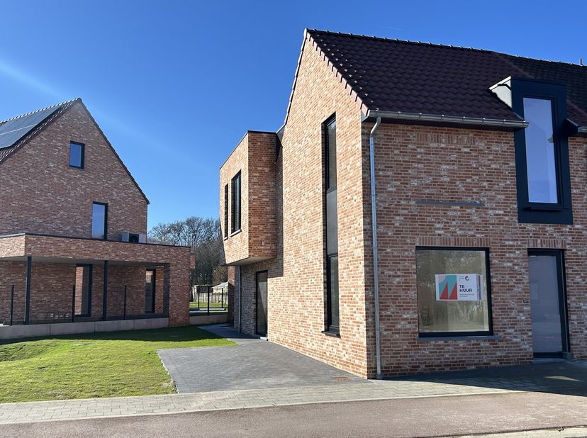 Deze nieuwe, halfvrijstaande woning is op zoek naar zijn eerste bewoners. Ben jij op zoek naar een woning net buiten het centrum van Peer?<br />
Lees