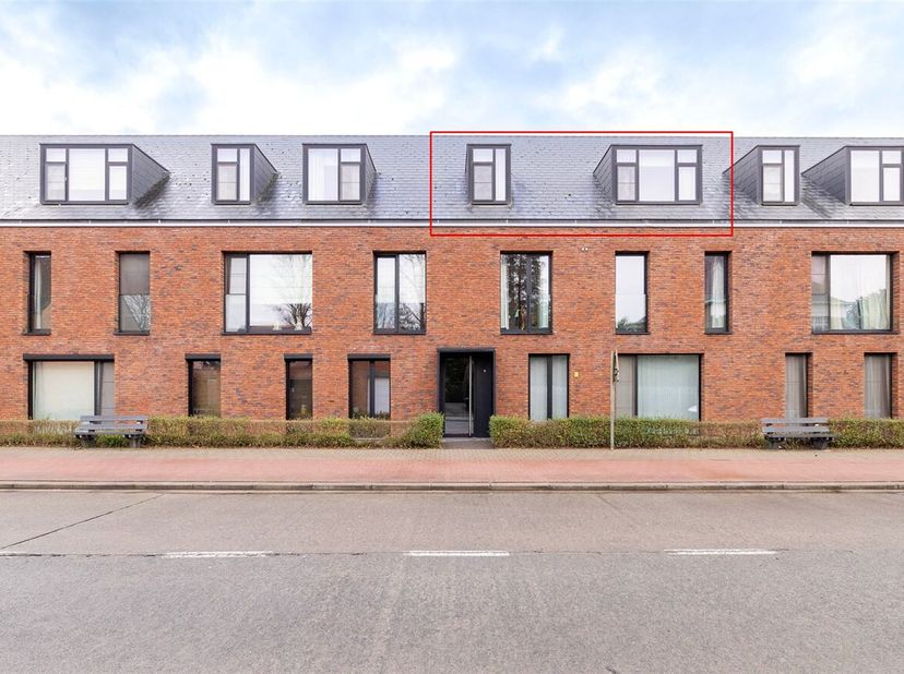 Recent en energiezuinig appartement met 2 slaapkamers, terras en parking te centrum Berlaar! <br />
Dit appartement is gunstig gelegen in de dorpskern