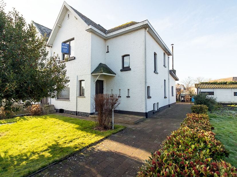 OP TE FRISSEN WONING - <br />
<br />
In een rustige, residentiële buurt van Genk vind je deze charmante woning die wacht op een nieuwe eigenaar met vi