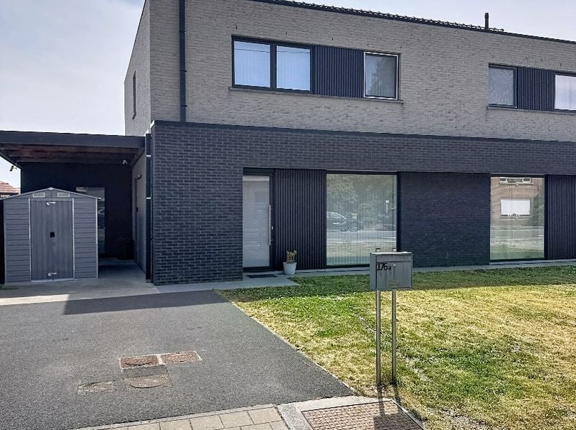 Deze recente ruime nieuwbouwwoning met uitzicht op de velden is gelegen op een grondoppervlakte van 369 m². <br />
Deze woning heeft een bewoonbare op