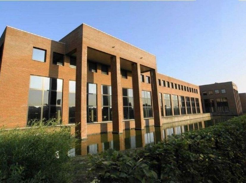 596m² d'espace de bureau au rez-de-chaussée (extensible à 1225m²)<br />
Emplacement : à proximité de la sortie E403 et à 5km de l'A19<br />
Spécificat