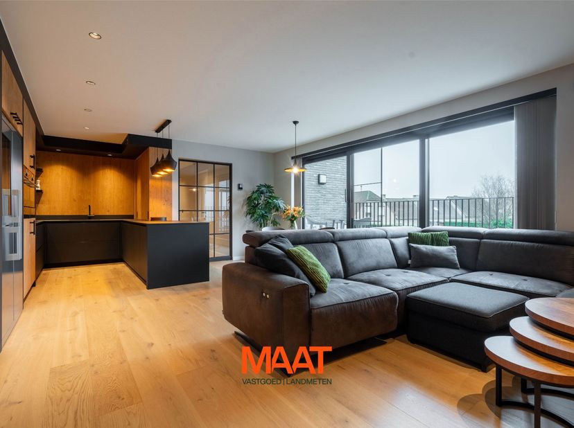 Dit uitstekend onderhouden en energiezuinig appartement bevindt zich op de eerste verdieping van een recent en kleinschalig woonproject (2018) in het
