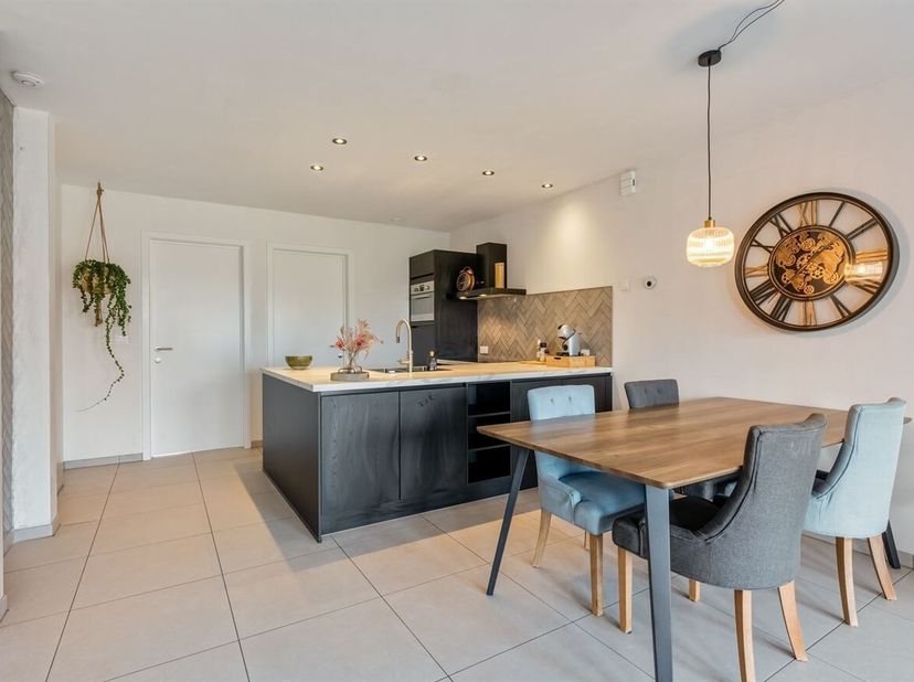 Energiezuinige nieuwbouwwoning met 3 slaapkamers, tuin en 2 ondergrondse autostaanplaatsen<br />
Welkom in deze hoogwaardig afgewerkte nieuwbouwwoning