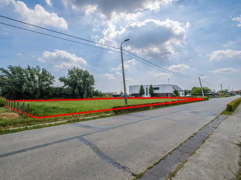 GROND IN WOONGEBIED MET LANDELIJK KARAKTER -<br />
Mooie grond.<br />
Voor de exacte bouwmogelijkheden en stedenbouwkundige voorschriften dienen geïnt