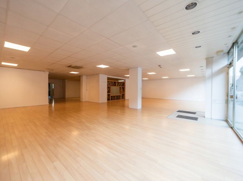 Antoine Immo vous proposons ce rez-de-chaussée commercial disponible à la location immédiatement, opportunité rare sur le secteur de par sa surface de