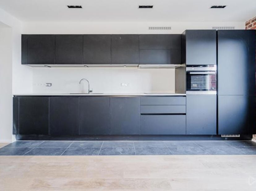 Mail: clara.ja@weinvest.be / Tel.: 0456 12 69 85<br />
We Invest biedt met plezier dit charmante en zeer lichtrijke appartement met twee slaapkamers a
