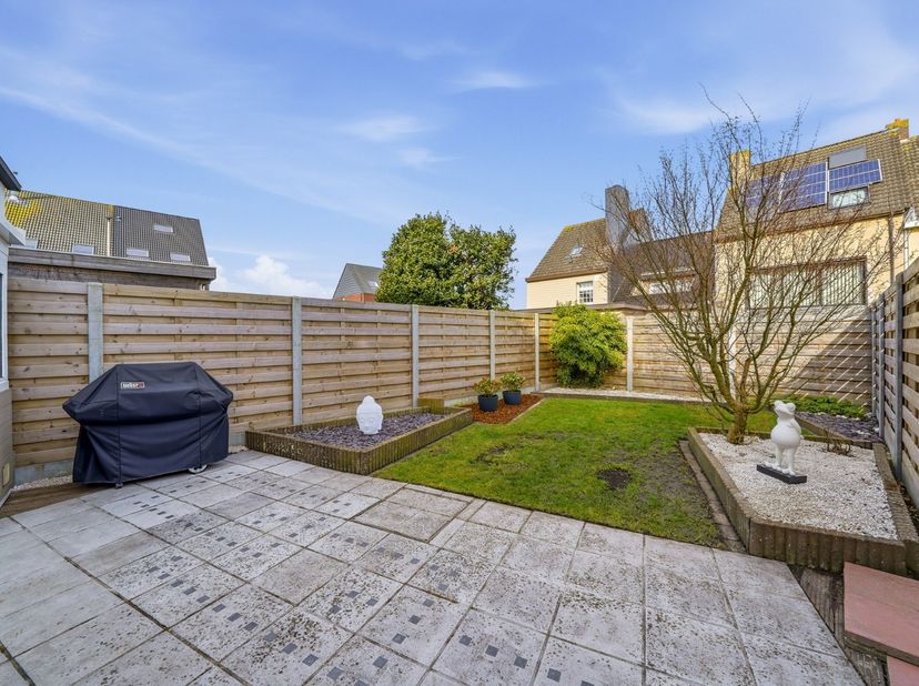 In een rustige ligging te Stene (Oostende) bevindt zich deze verzorgde bel-étagewoning met dubbele garage, veranda, tuin en 2 slaapkamers. De woning w