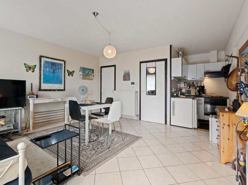 Blankenberge: Studio met zonneterras te koop nabij zee! In een rustige buurt nabij zee vinden we deze aangename studio met zuidgericht terras te koop