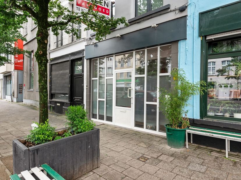 Handelshuis met vier slaapkamers te koop in Antwerpen!<br />
<br />
Ligging:<br />
Dit handelshuis is strategisch gelegen in een commerciële buurt