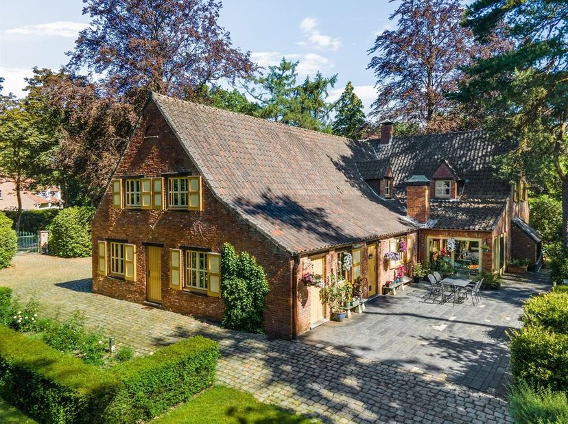 Karaktervolle villa met praktijkruimte op een uniek perceel van 4.337m² in Schilde<br />
Op een uitzonderlijk groen perceel, verscholen achter een bre