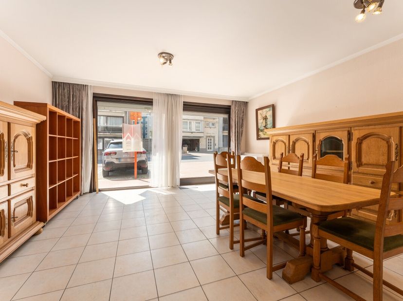 Te koop: appartement in Koksijde, achter de zeedijk en vlak bij het centrum en openbaar vervoer. Dit appartement biedt een interessante combinatie van