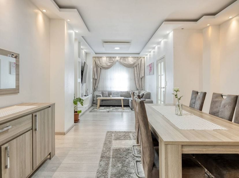 Vous recherchez un logement où vous pouvez emménager immédiatement ? Cette maison lumineuse de la Sint-Bartholomeusstraat a fait l'objet d'une rénovat