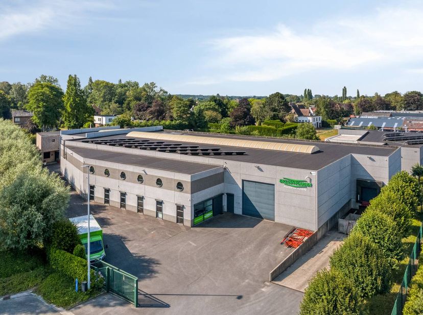 Bedrijfsgebouw met een nuttige oppervlakte van meer dan 1.800 m², op een perceel van 4.348 m² te koop in de ambachtelijke zone te Oostkamp. <br />
<br