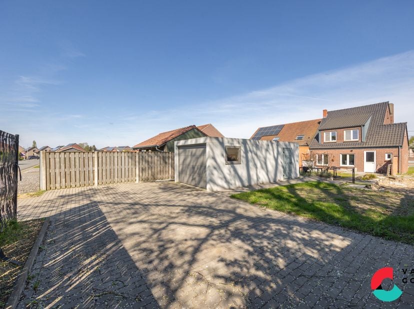 Ben je op zoek naar een grotendeels gerenoveerde woning met 3 slaapkamers en centrale ligging? Dan is deze woning op een perceel van 5a11ca precies wa