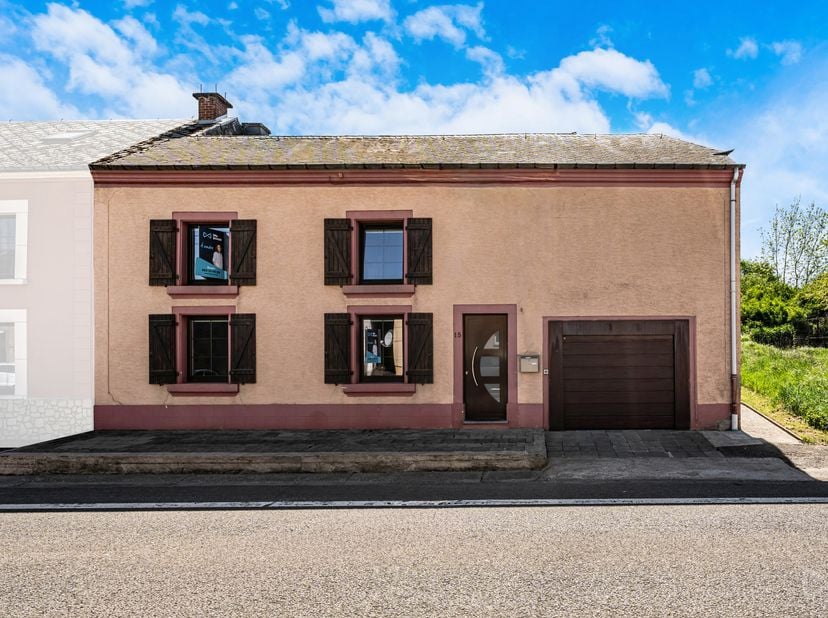 WE Invest Sud Luxembourg biedt deze charmante halfopen woning aan, ideaal gelegen in Aubange, vlak bij de Luxemburgse en Franse grens en dicht bij all