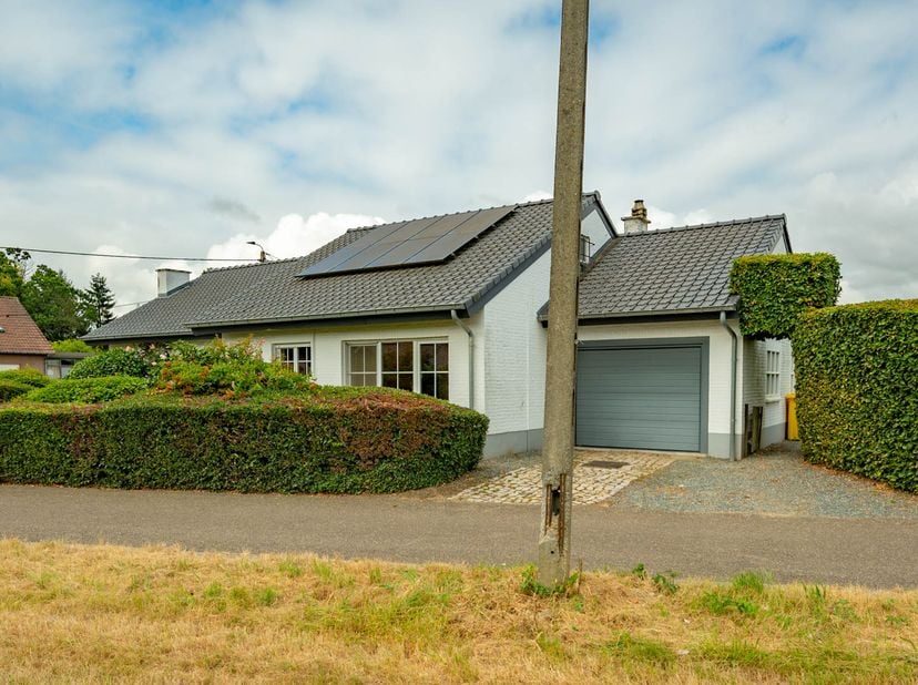 CHARMANTE WONING OP RUSTIGE LOCATIE<br />
<br />
Deze verzorgde vrijstaande woning is rustig gelegen op de hoek van de Pachthofstraat en de Neerhofstr