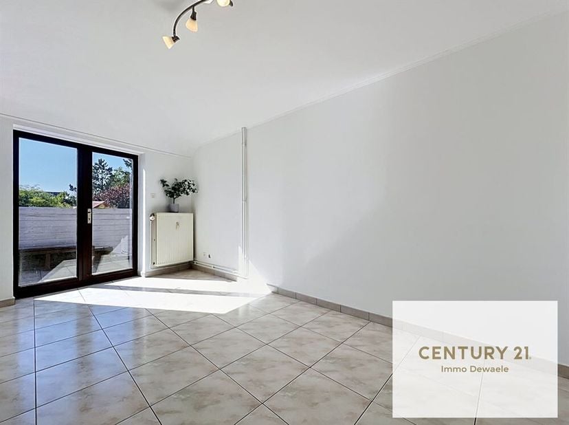 Century 21 Immo Dewaele est ravi de vous présenter ce joli appartement rénové de 73m², situé à deux pas de l'église d'Ophain, proche des grands axes e
