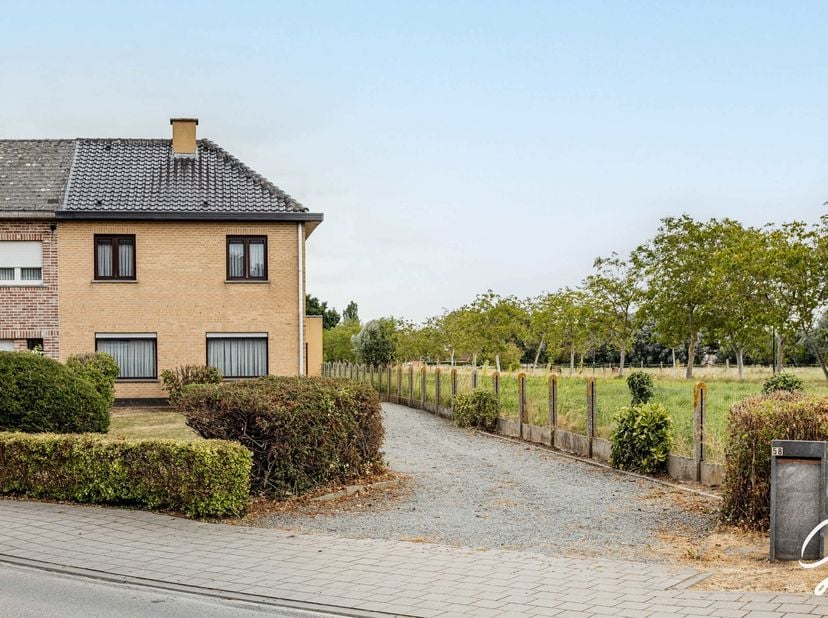 À VENDRE À HOFSTADE<br />
Vous recherchez une maison de construction solide avec un terrain spacieux, située dans un cadre calme et verdoyant près d'A