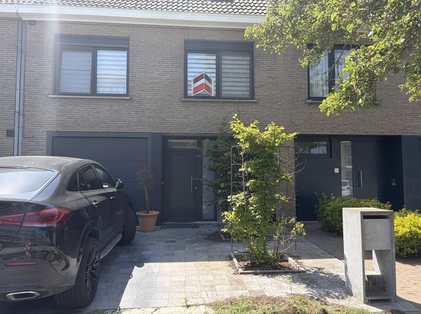 Woning van bouwjaar 1977. Volledig ingerichte keuken met vaatwasser, stomer, microgolfoven, oven van 90 cm breedte. Aan de keuken is een veranda aange