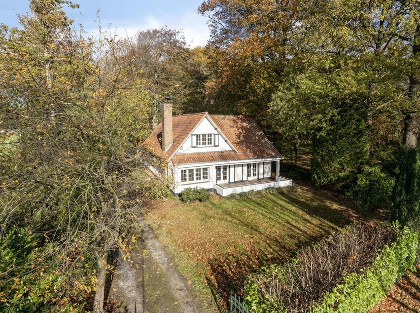 Droomt u van een charmant en ruim huis te koop met veel potentieel op een unieke en rustige locatie? Dan is deze karaktervolle open bebouwing in Putte