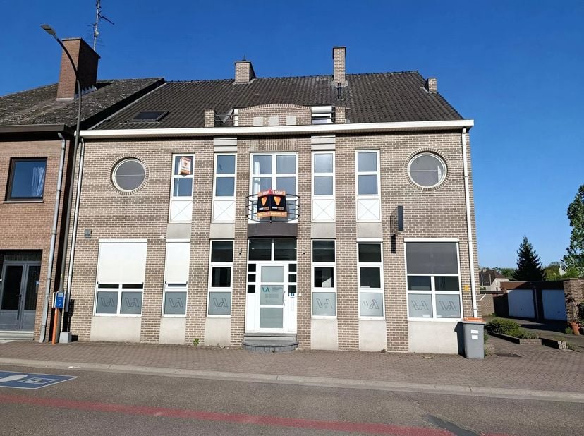 Investeringskans in Bilzen  Instapklaar appartement met sterk verhuurpotentieel.<br />
Dit volledig gerenoveerde appartement aan de Zeepstraat 4 in Bi