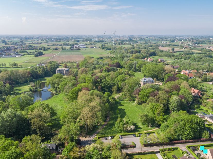 Deze te renoveren vrijstaande woning met drie slaapkamers is gelegen op een privaat gelegen perceel van 2446 m² en beschikt over een bewoonbare opperv