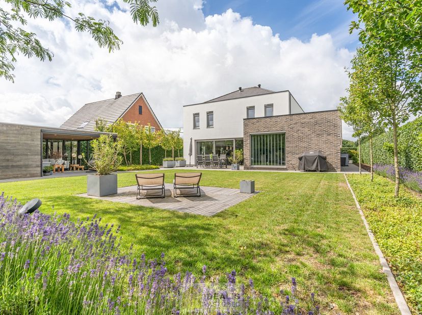 IDEALIS VASTGOED – ROYALE, INSTAPKLARE EN PERFECT ONDERHOUDEN GEZINSWONING DEWELKE OP EEN ELEGANTE MANIER WERD AANGEPAST AAN MINDERVALIDEN OP EEN RUIM