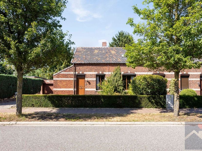 Charmante woning met karakter en renovatiemogelijkheden<br />
<br />
Deze charmante woning, opgenomen als bouwkundig erfgoed, is een echte karaktervol