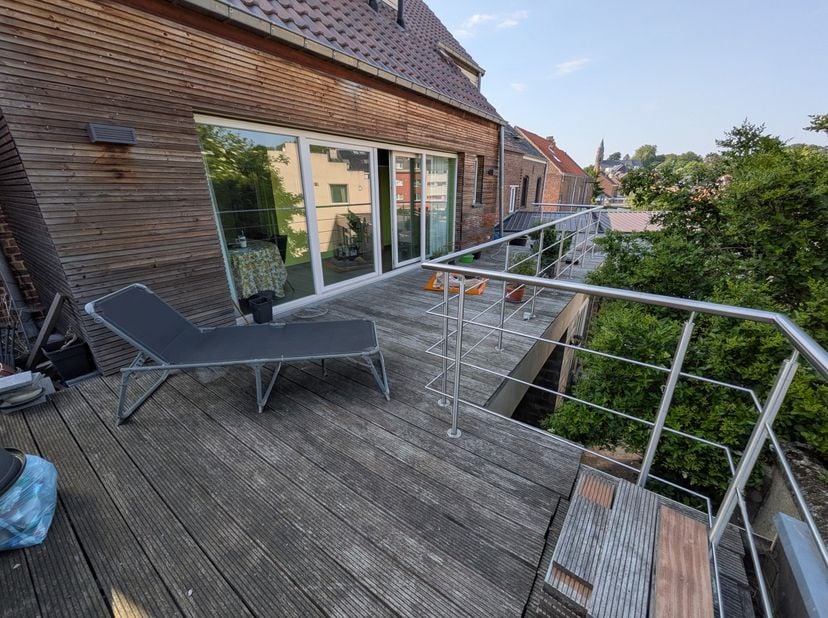Dit uitstekend onderhouden en lichtrijke appartement is rustig gelegen in het groene Denderwindeke (Ninove), vlak bij het voetbalveld en toch op wande