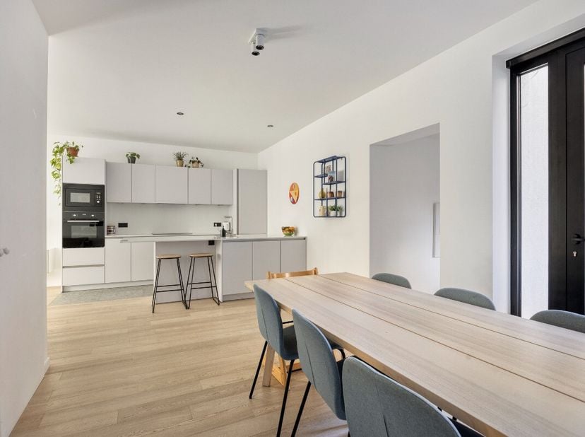 e koop: Instapklaar appartement, in een volledig gerenoveerd appartementsgebouw in het hart van Mechelen, op Geitestraat 9. Dit moderne appartement co