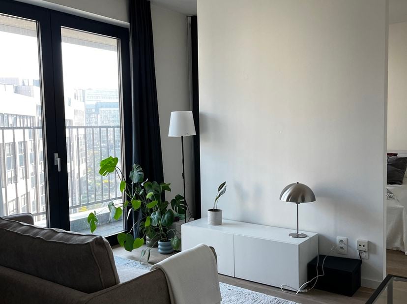 Au cœur du quartier européen, sur la Chaussée d’Etterbeek, Qspot vous présente ce studio TRÈS JOLIEMENT AMÉNAGÉ AVEC TERRASSE, comprenant un coin nuit