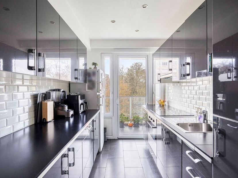 Contacteer David: 0470 76 90 21. Dit appartement met een oppervlakte van 88 m² bevindt zich op de 5e verdieping en beschikt over een mooie, lichte woo