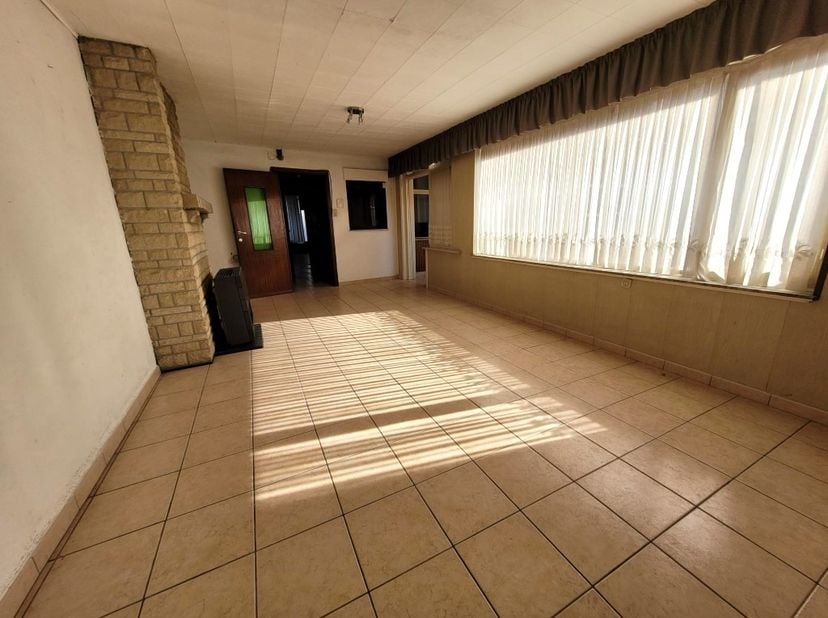 GROTE WONING in het centrum van Gistel. Met mogelijkheid tot bureau of winkel. Op het gelijkvloers is er de grote dubbele GARAGE met uitweg naar de ZO