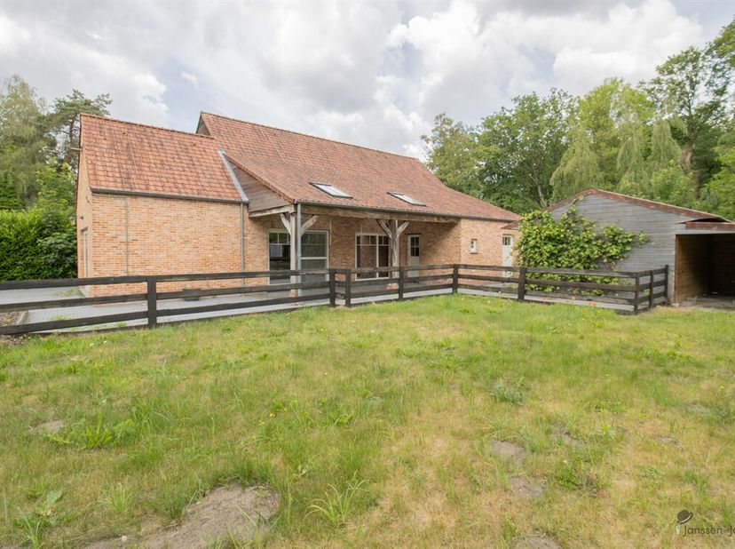 Villa sur 3 563 m² avec 2 500 m² de pâturage et 4 écuries.<br />
La villa a actuellement 2 chambres au rez-de-chaussée mais offre la possibilité d'agr